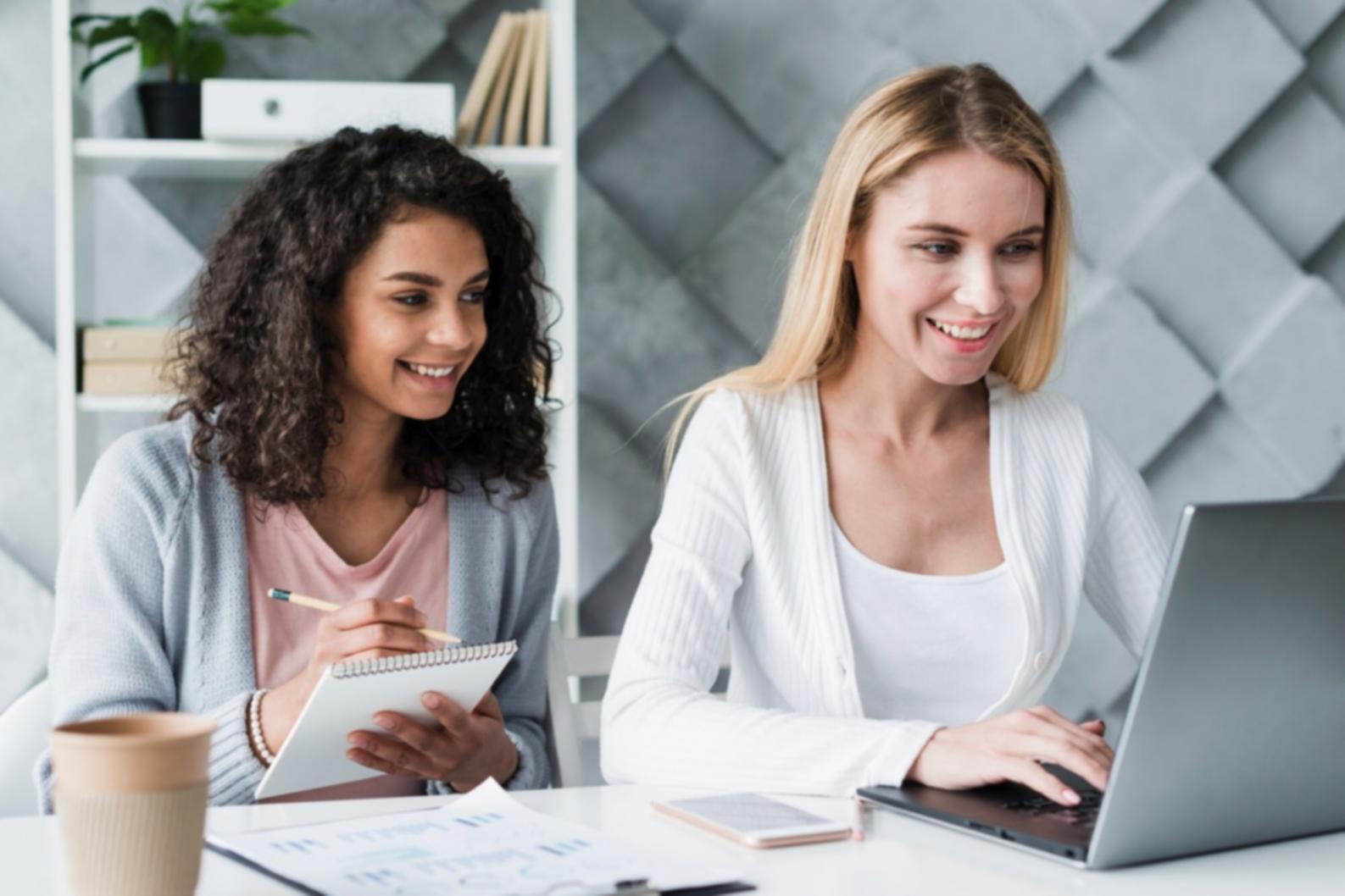Studenten arbeiten gemeinsam an Finanzprojekten